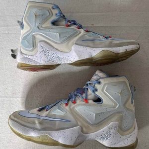Nike LeBron 13 Christmas Basketball Shoes Mens Sz 9.5 White Blue Athletic Traine